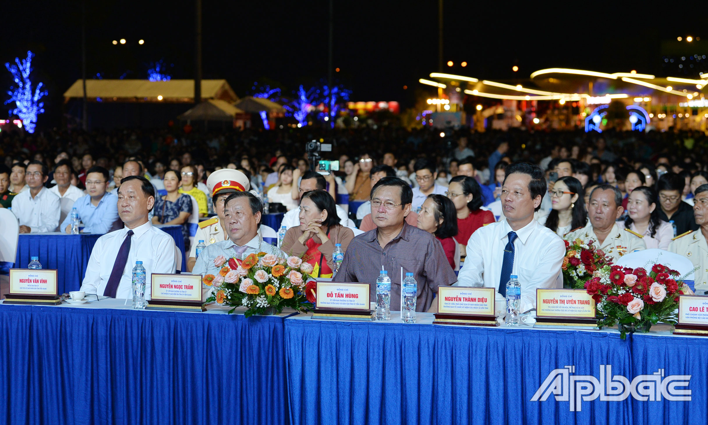 Các đại biểu tham dự chương trình.