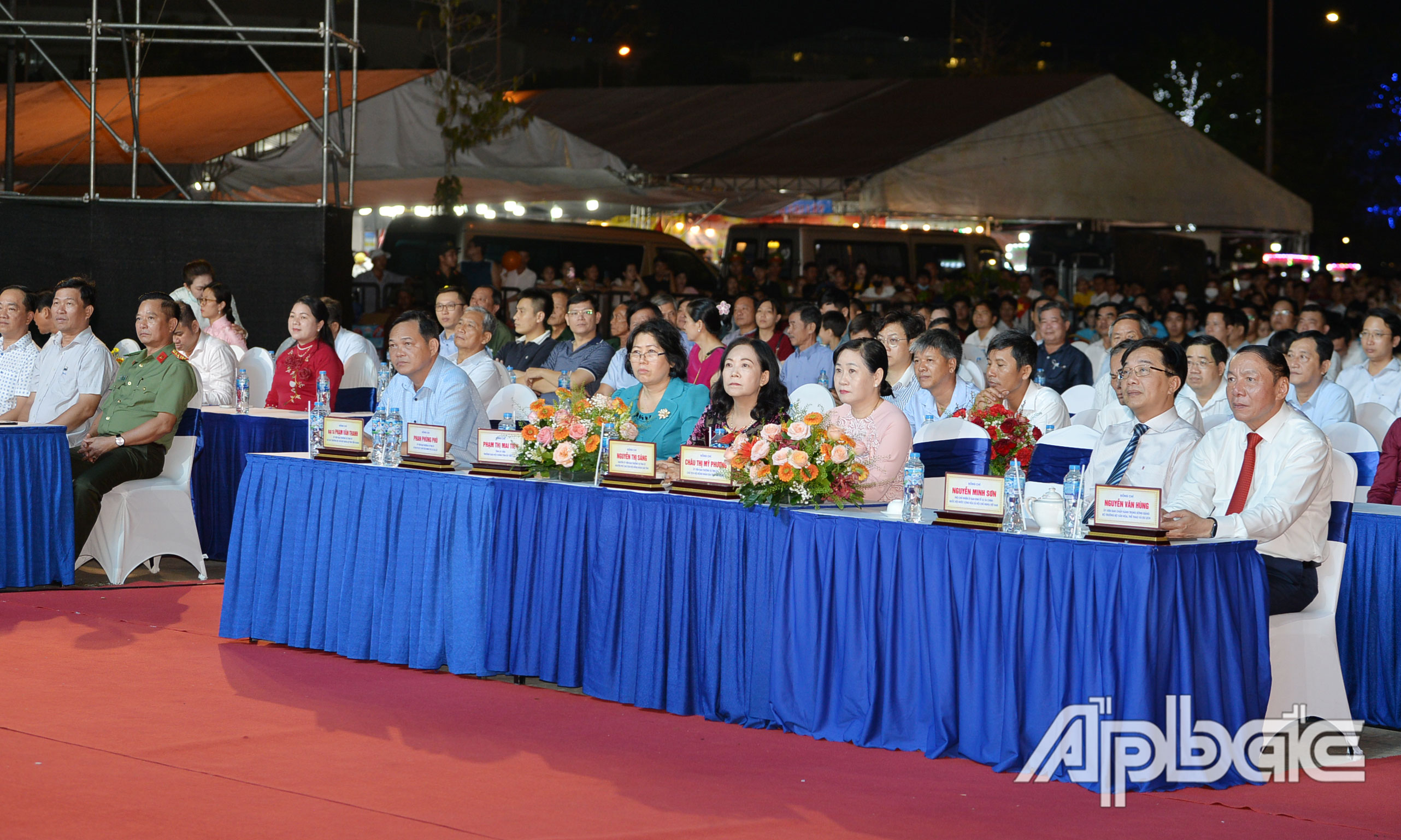 Các đại biểu tham dự chương trình.