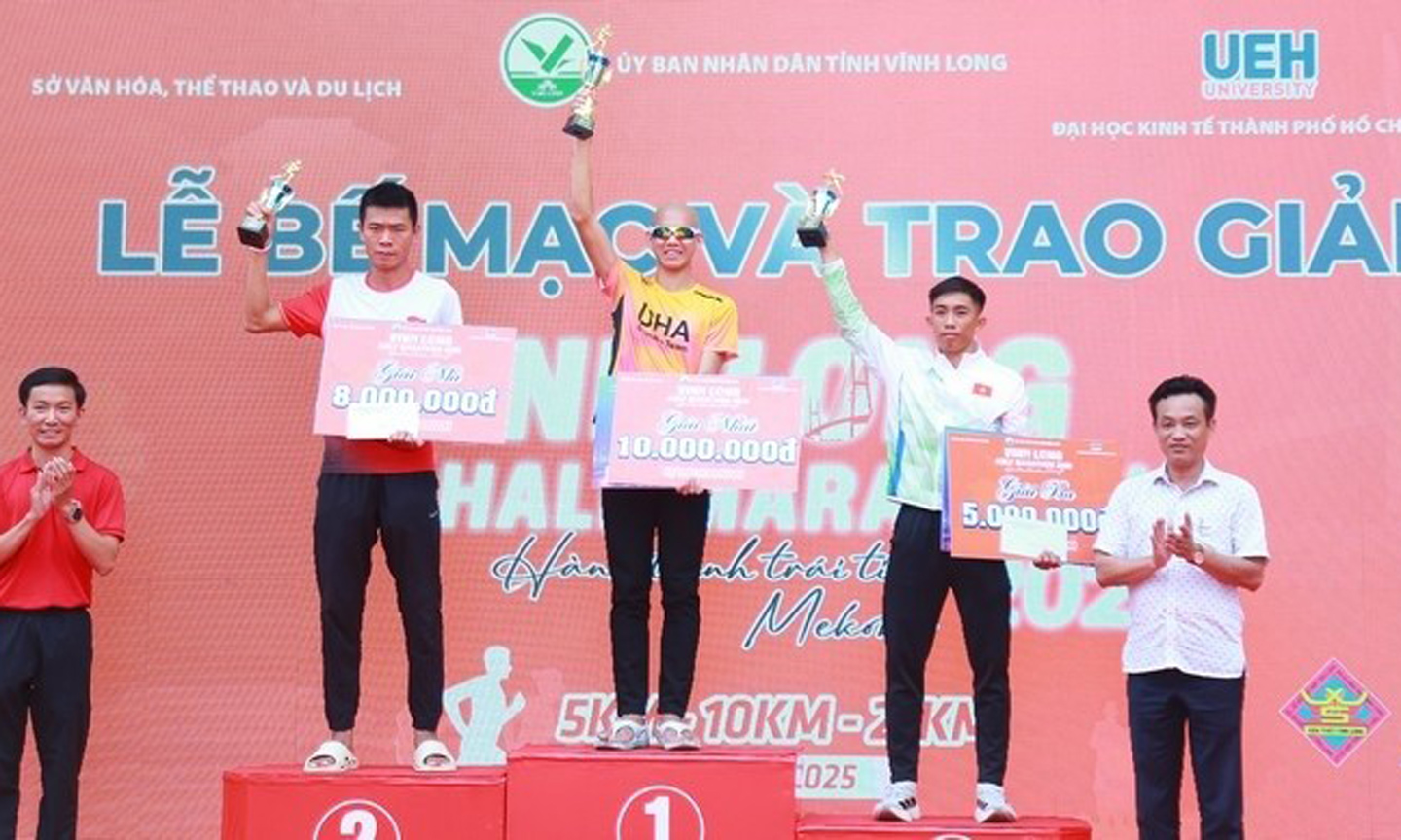 Winners of the 21km race for men awarded at the closing ceremony (Photo: baovinhlong.com.vn)