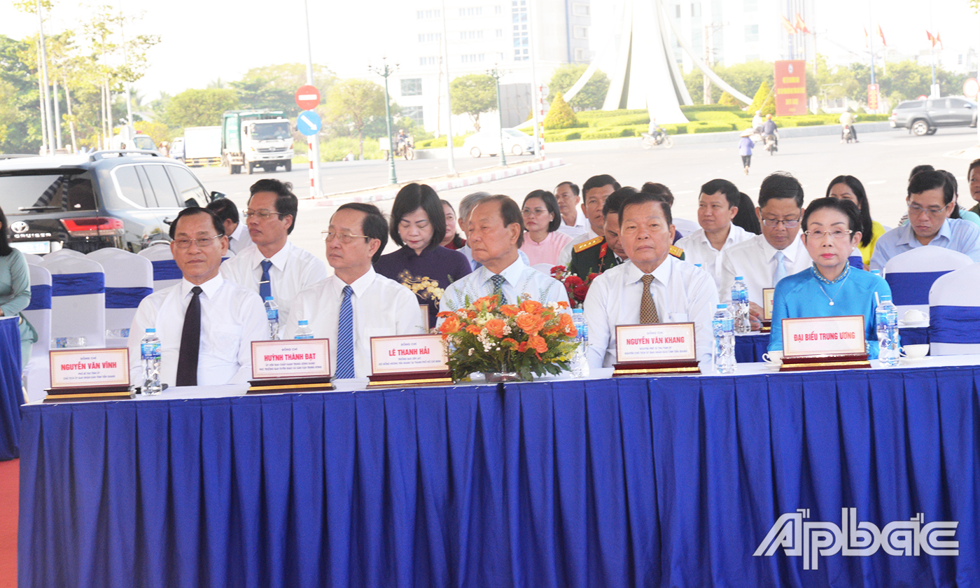 Lãnh đạo tỉnh và trung ương dự lễ khai mạc triển lãm