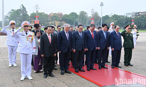Party, State leaders pay tribute to President Ho Chi Minh on 50th anniversary of national reunification