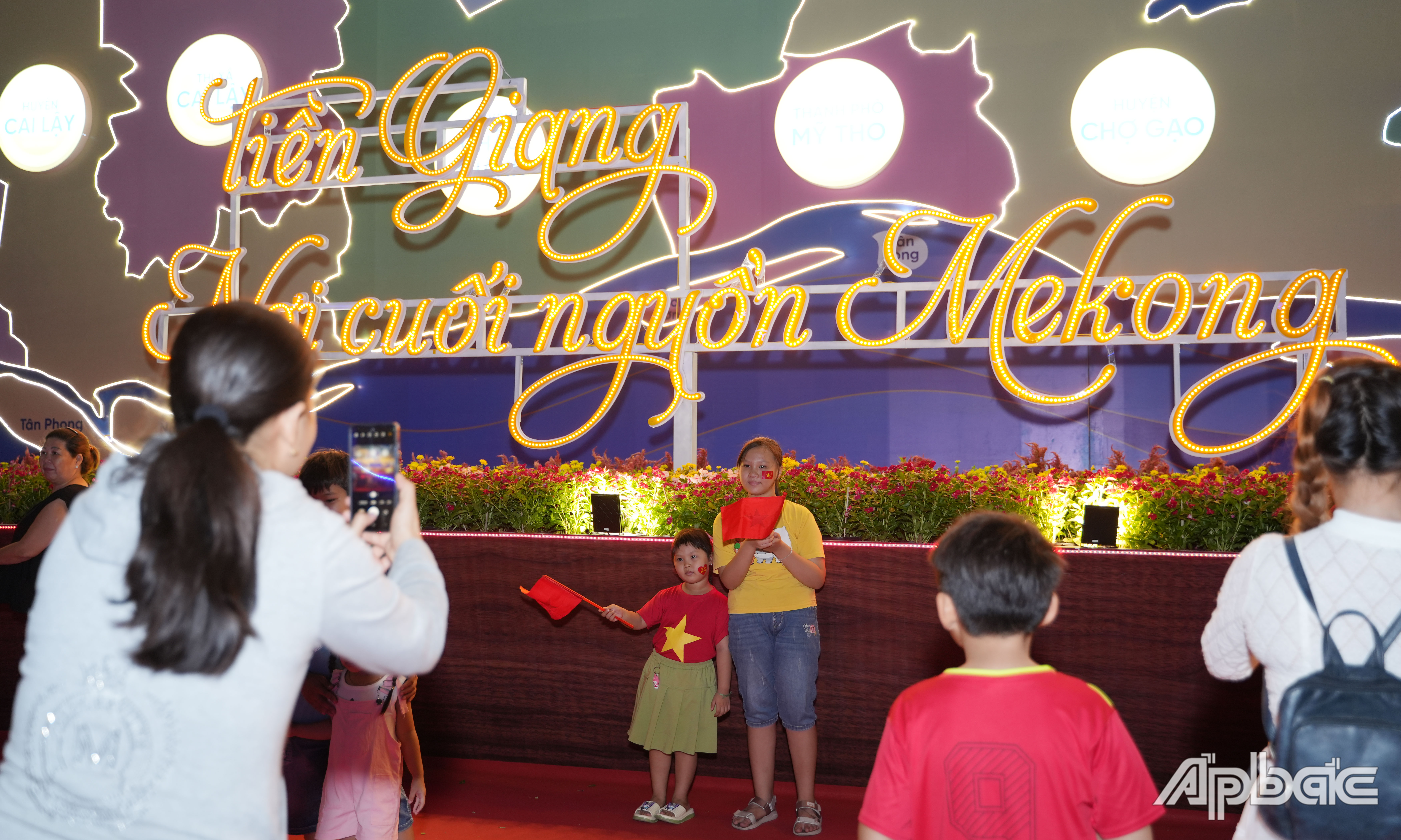 Người dân chụp ảnh tại triển lãm.