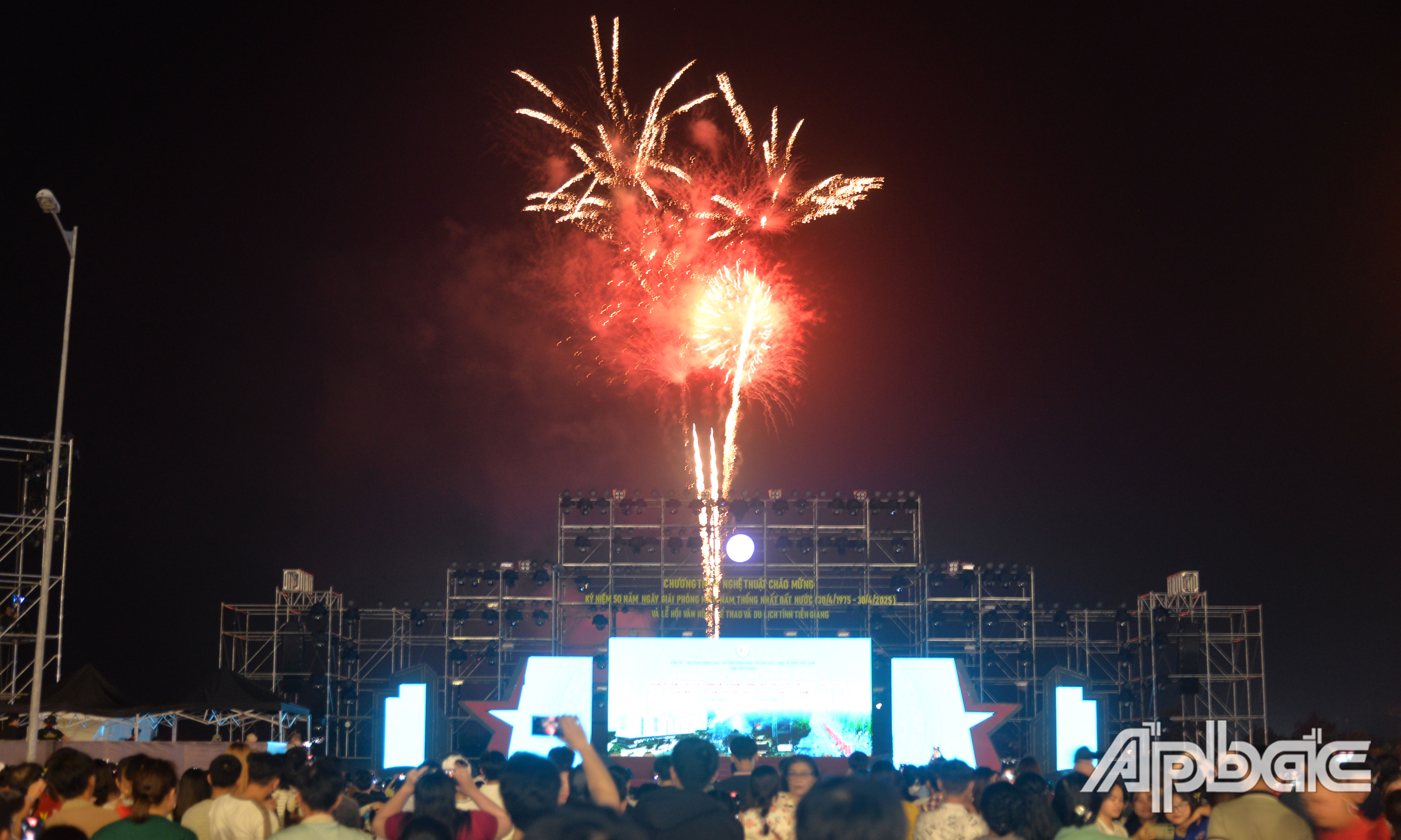 Màn bắn pháo hoa diễn ra vào lúc 22 giờ và kéo dài trong khoảng 15 phút.