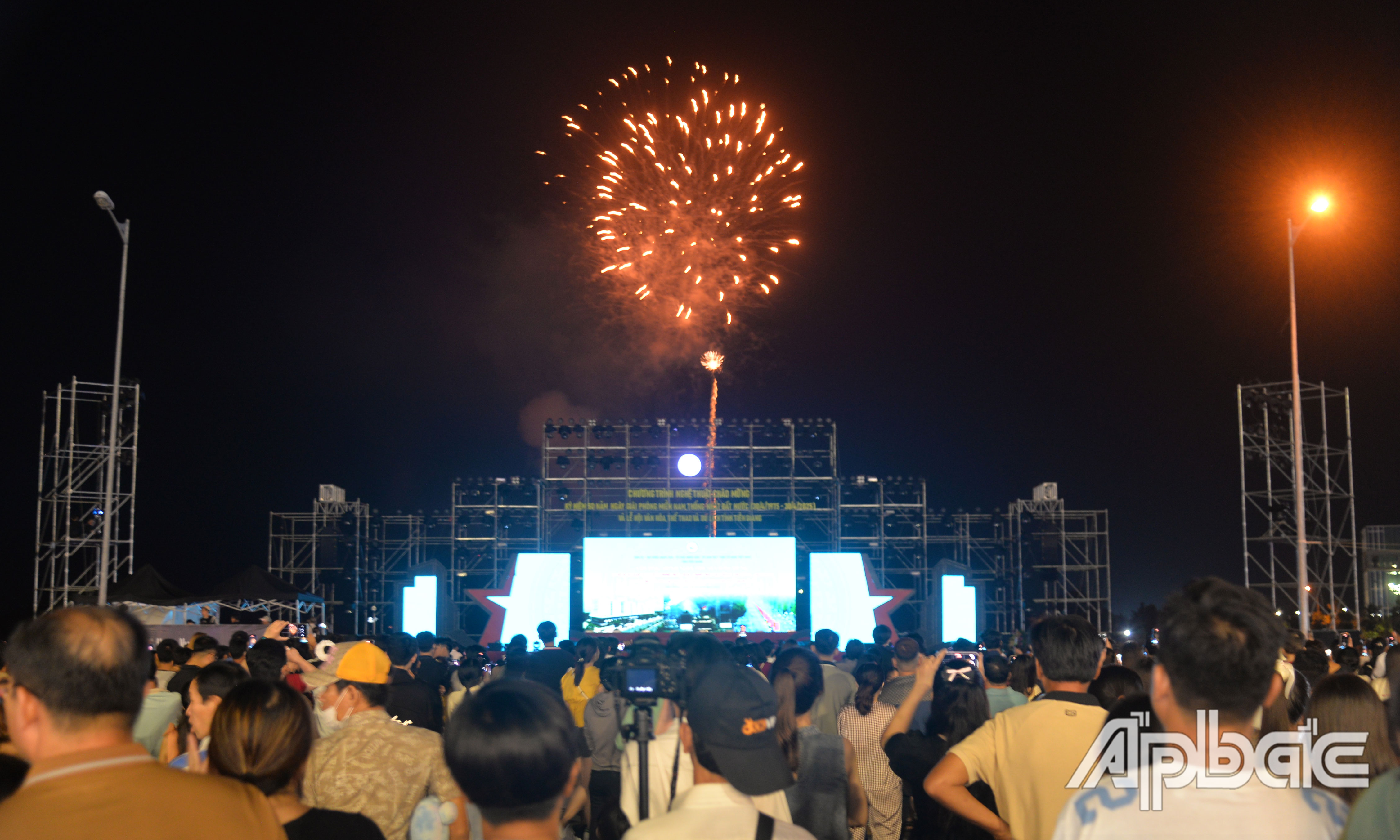 Đông đảo người dân từ khắp nơi đến xem pháo hoa.