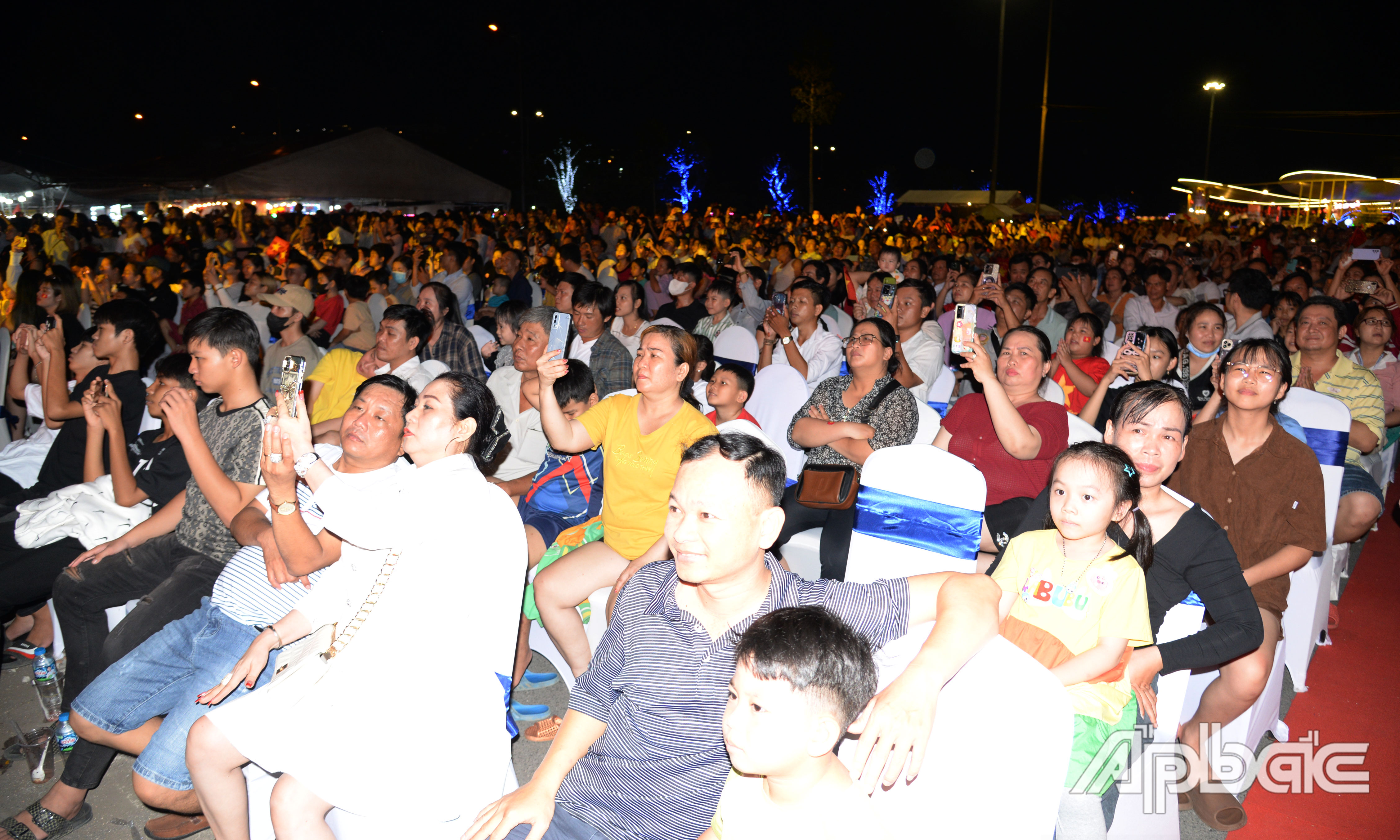 Người dân hào hứng xem trình diễn pháo hoa.