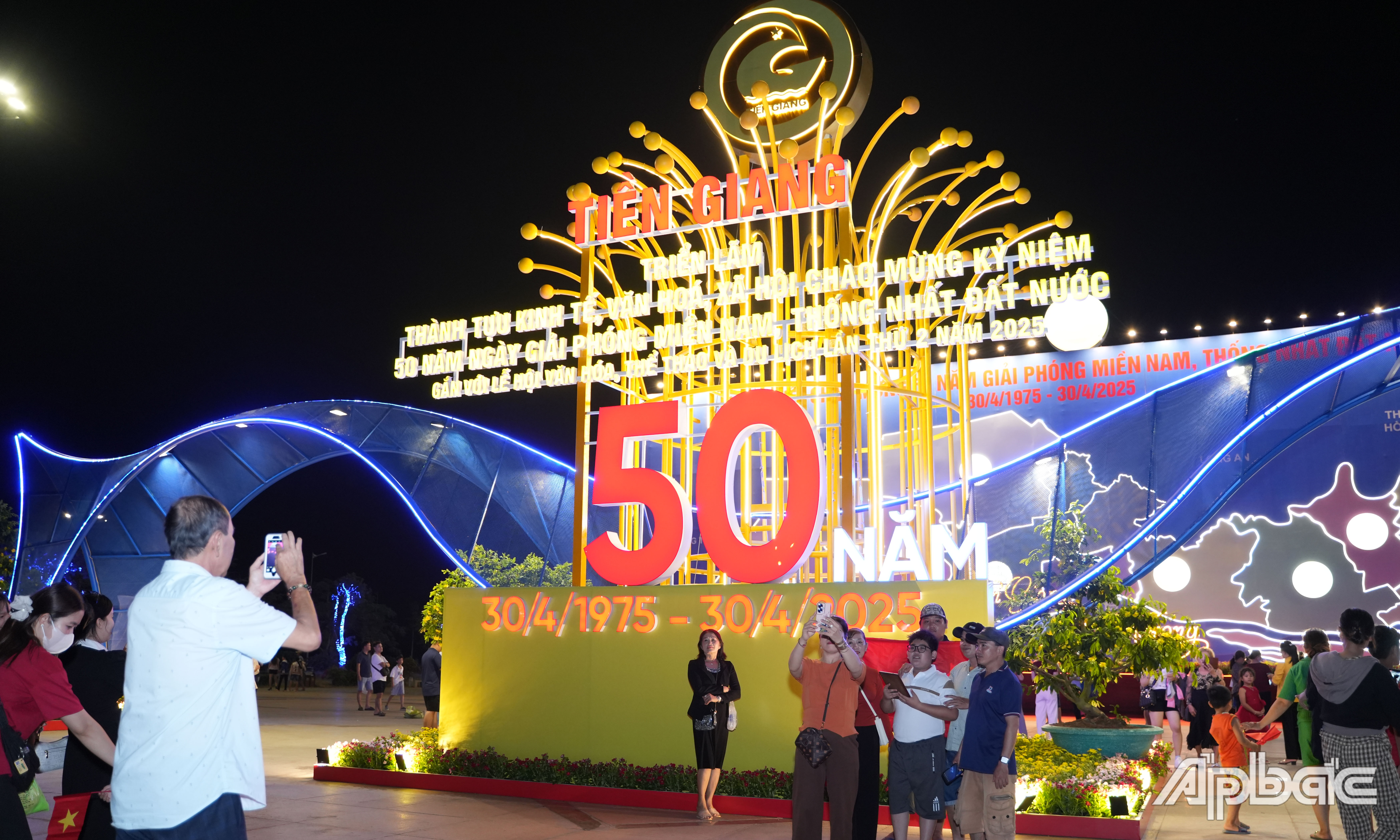 Người dân tham quan, thưởng lãm tại triển lãm.