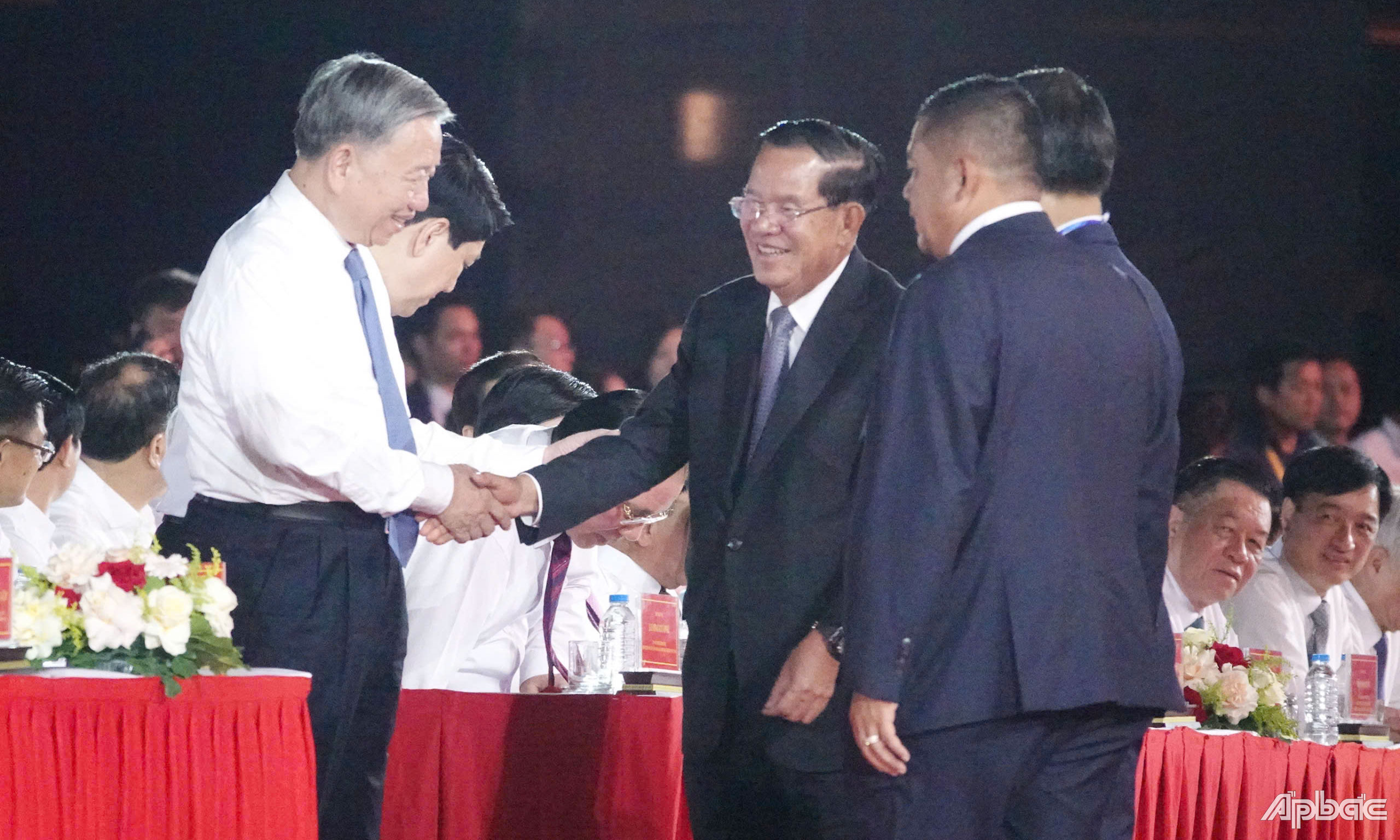 Tổng Bí thư Tô Lâm chào 