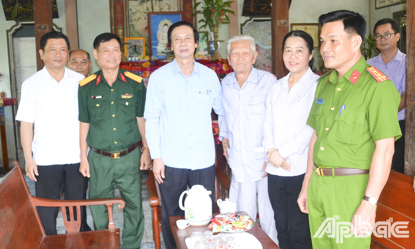 Đồng chí Bí thư Tỉnh ủy Nguyễn Văn Danh và Đoàn công tác ân cần thăm hỏi sức khỏe và tặng quà gia đình ông Nguyễn Văn Nhàn (thương binh).