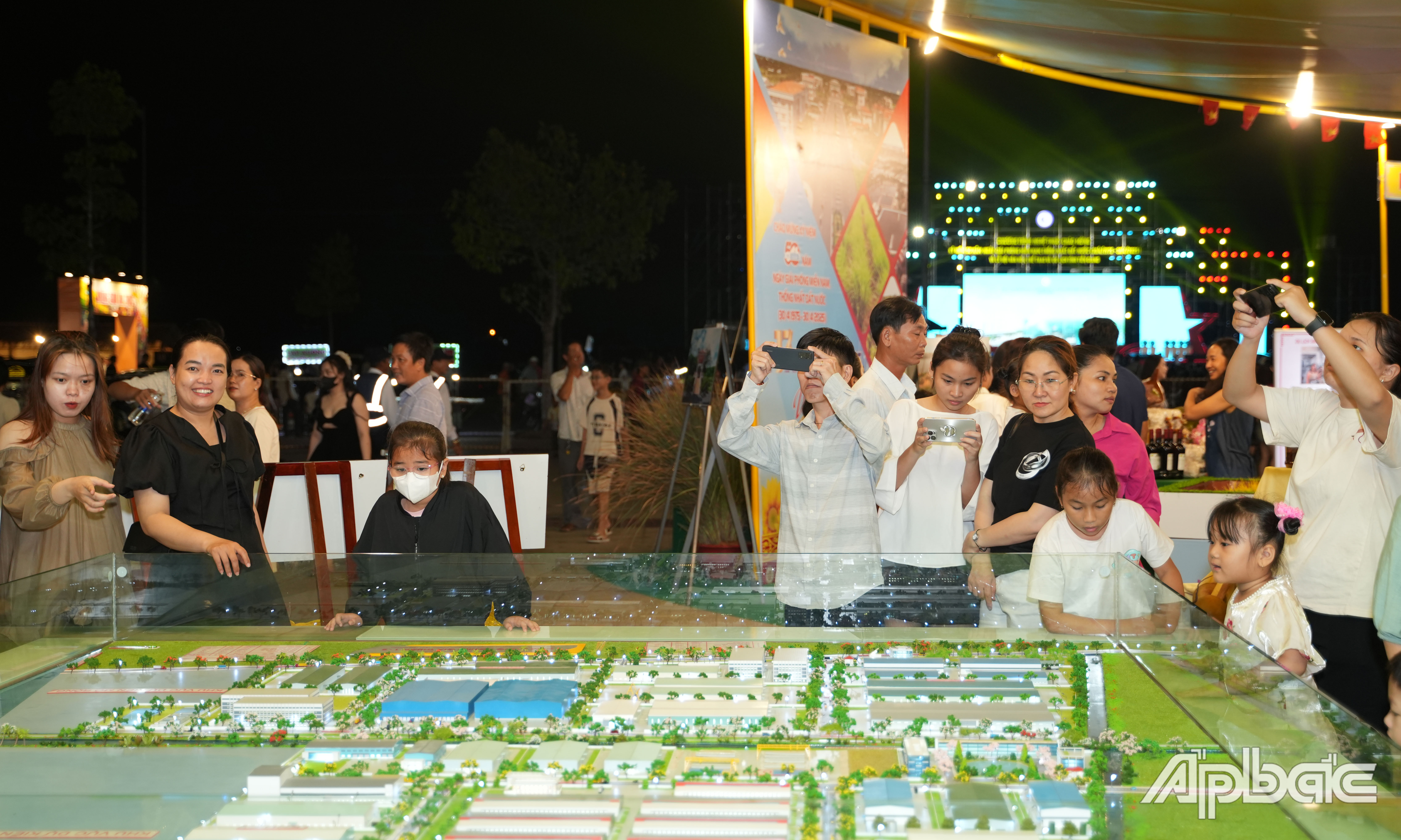 Người dan tham quan tại khu vực triển lãm.