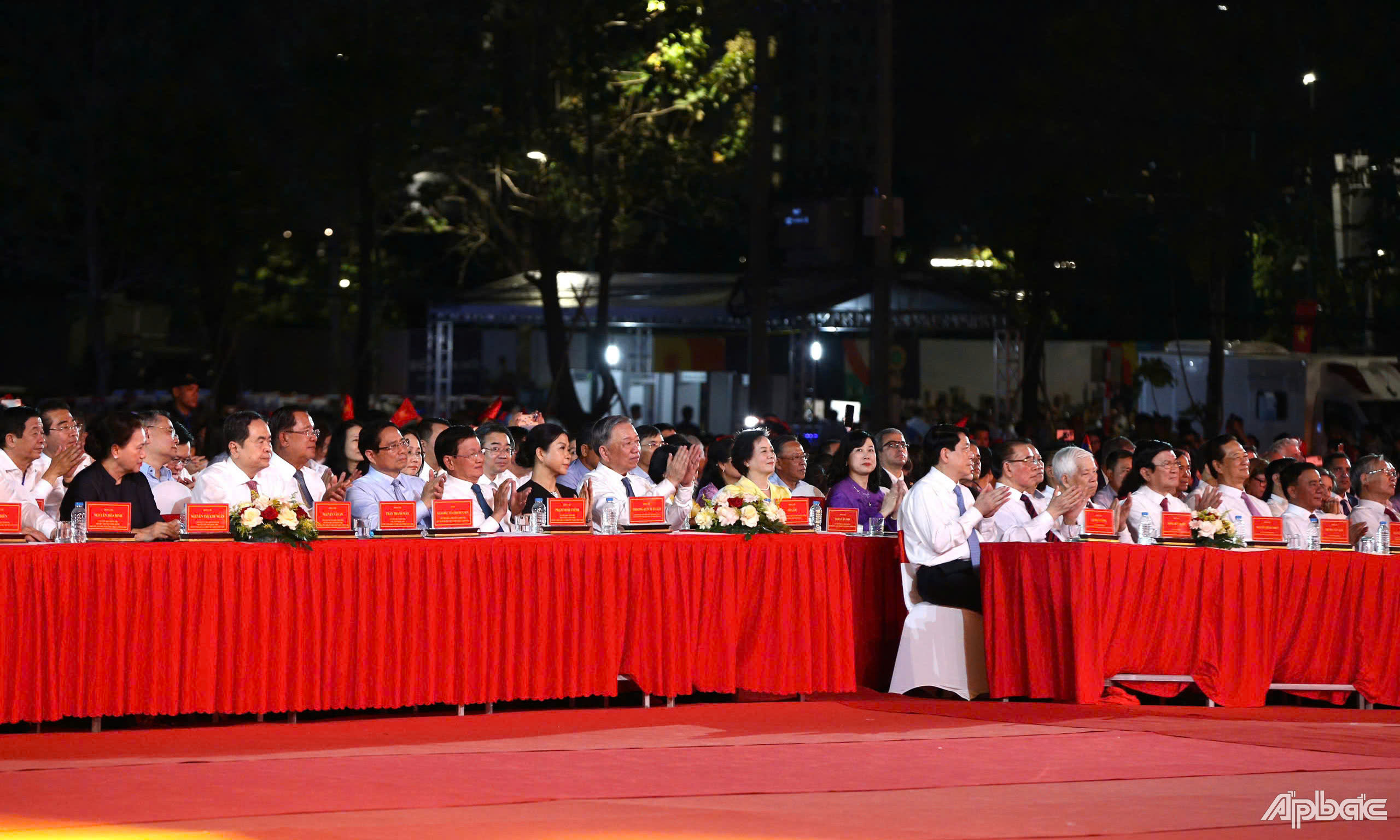 Các lãnh đạo Đảng và Nhà nước tham dự chương trình.