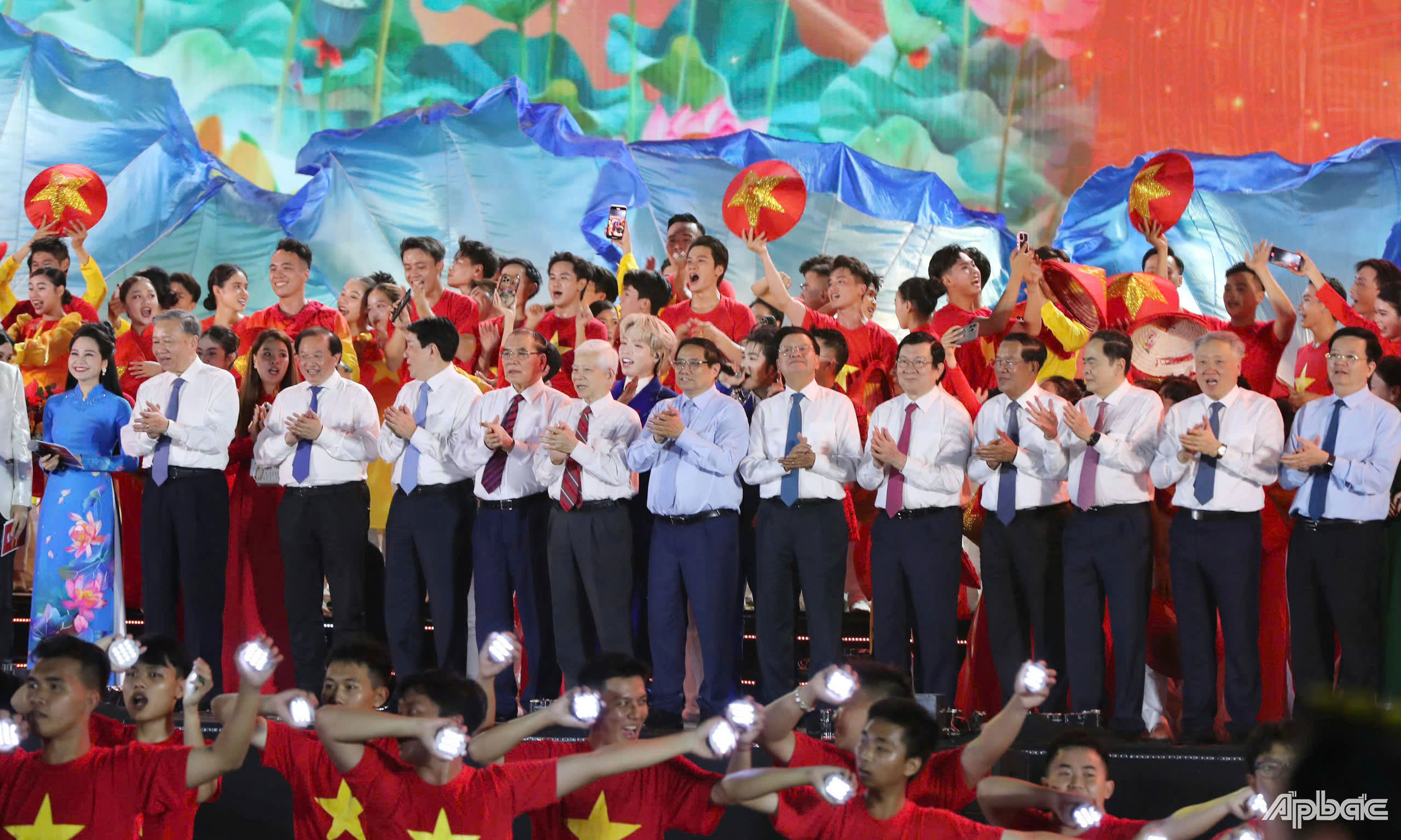 Lãnh đạo Đảng và Nhà nước chụp ảnh lưu niệm tại chương trình.