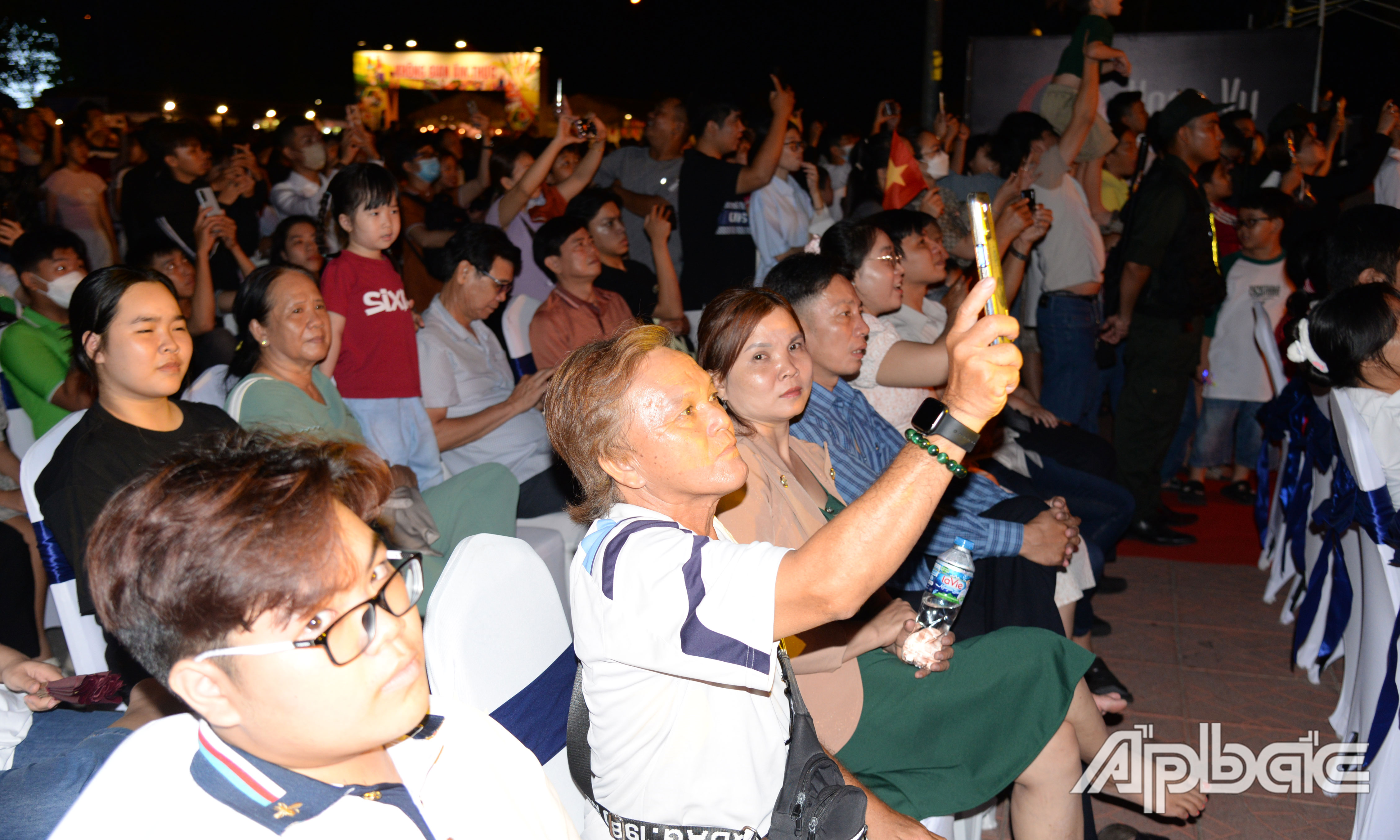 Người dân dùng điện thoại ghi lại khoảnh khắc.