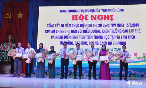 Khen thưởng các tập thể, cá nhân điển hình học tập và làm theo Bác