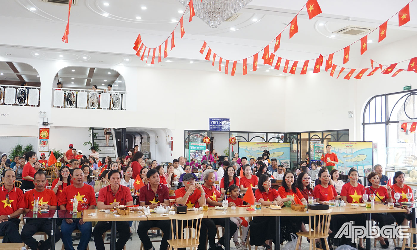 Không khí sôi nổi của người dân khi xem lễ Diễu binh qua màn hình LED tại Cảng Du thuyền Mỹ Tho