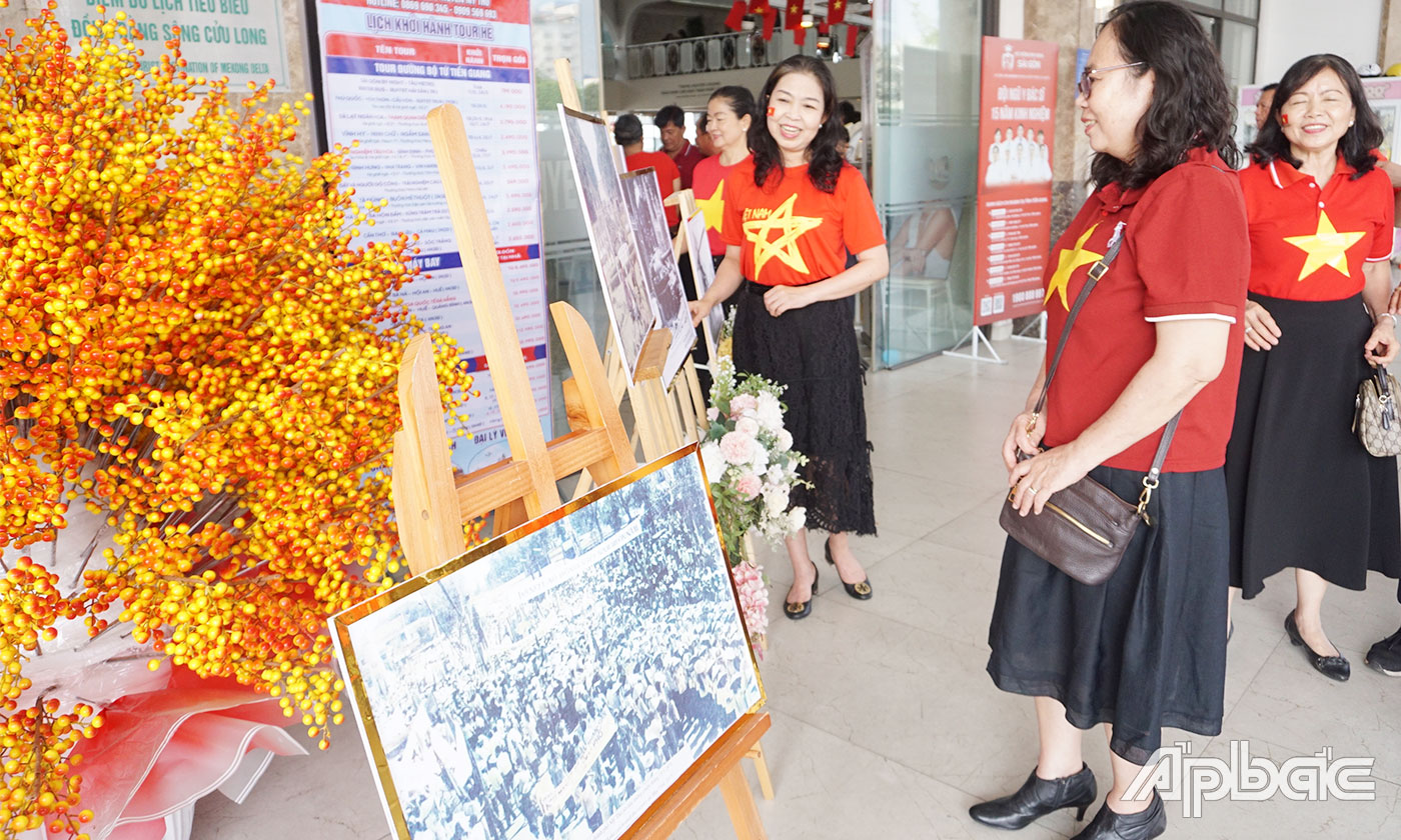 Người dân, du khách hào hứng chụp ảnh tại Cảng Du thuyền Mỹ Tho