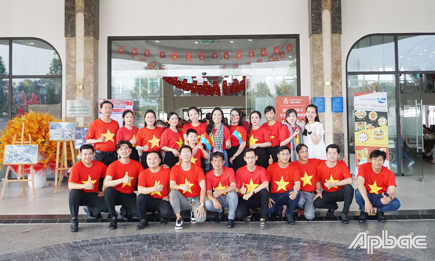 Lãnh đạo, nhân viên Cảng Du thuyền Mỹ Tho mặc đồng phục Cờ đỏ sao vàng chào mừng Kỷ niệm 50 năm ngày Giải phóng Miền Nam, thống nhất đất nước 