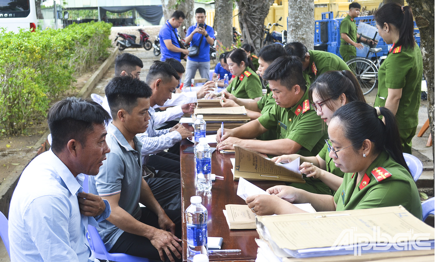 Các phạm nhân được đặc xá làm thủ tục trước khi được về với người thân và gia đình.