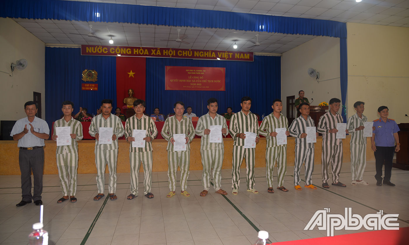 Lãnh đạo Viện Kiểm sát nhân dân tỉnh và địa phương trao quyết định đặc xá cho các phạm nhân.