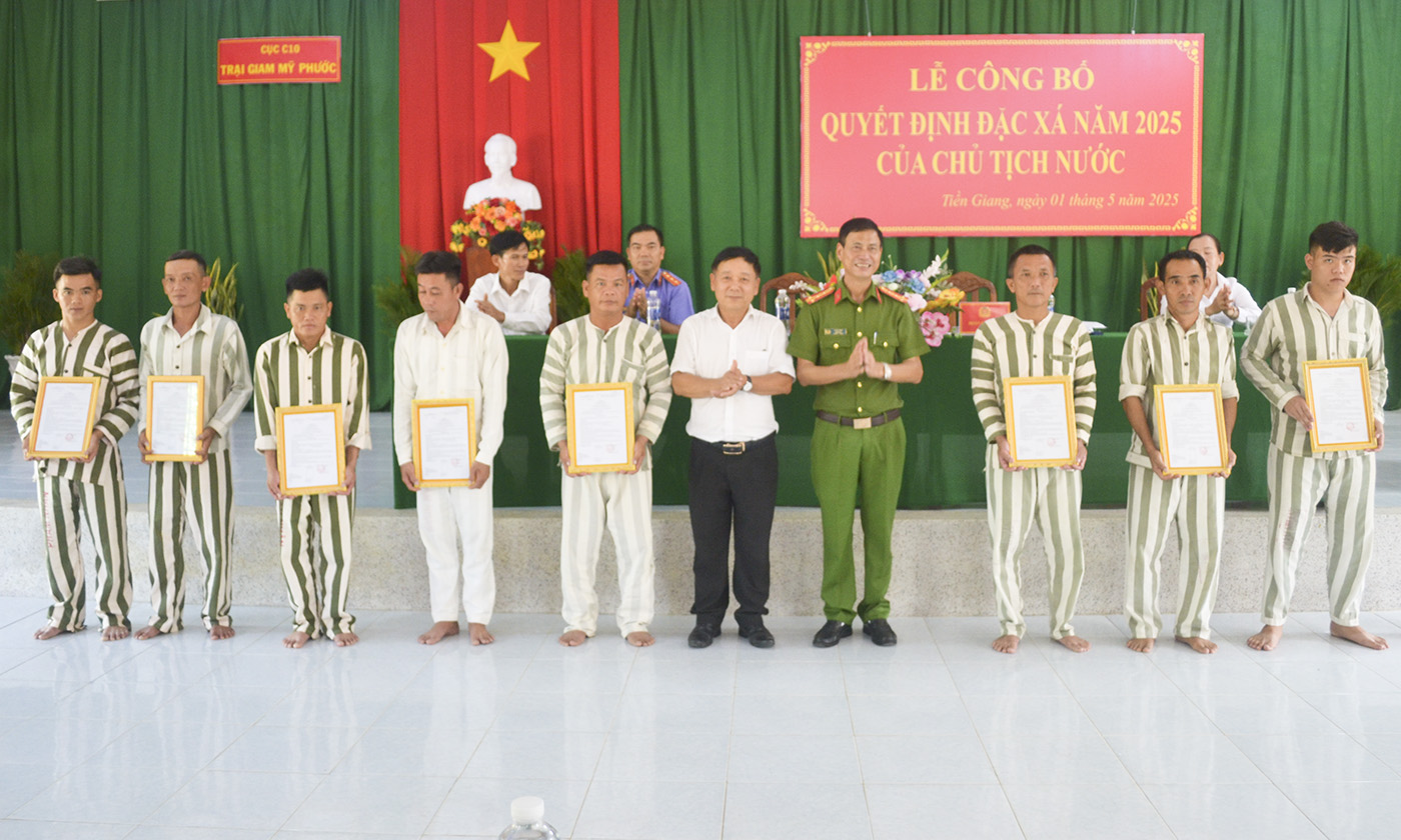Đồng chí Nguyễn Xuân Tuấn, Phó Chánh án Tòa án nhân dân tỉnh Tiền Giang và đồng chí Đại tá Lê Bá Thụy trao Quyết định đặc xã cho các phạm nhân.