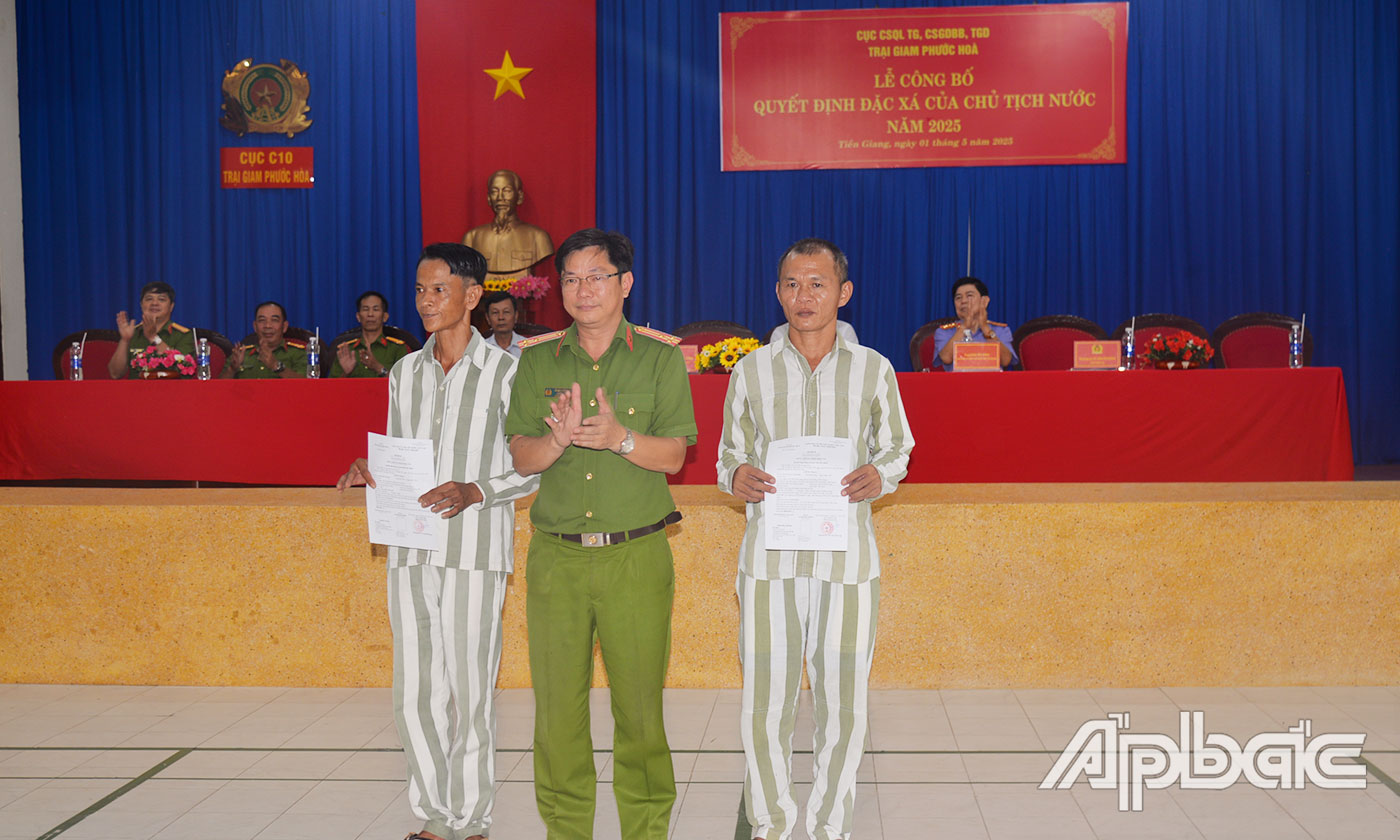 Thượng tá Vũ Văn Phượng, Phó Giám thị Trại giam Phước Hoà phát biểu và trao quyết định đặc xá cho 2 trường hợp đặc biệt