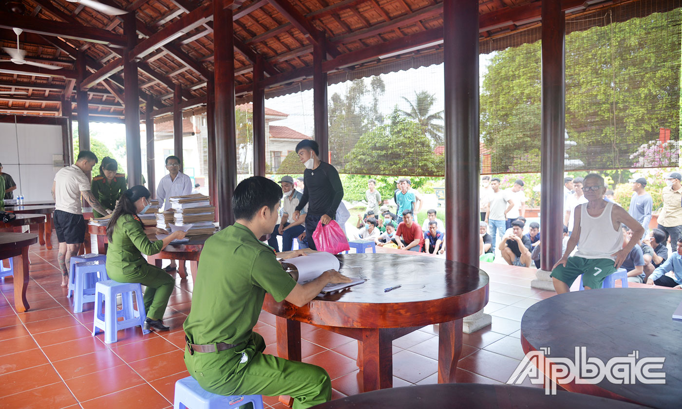 89 phạm nhân được đặc xá làm thủ tục trở về địa phương.