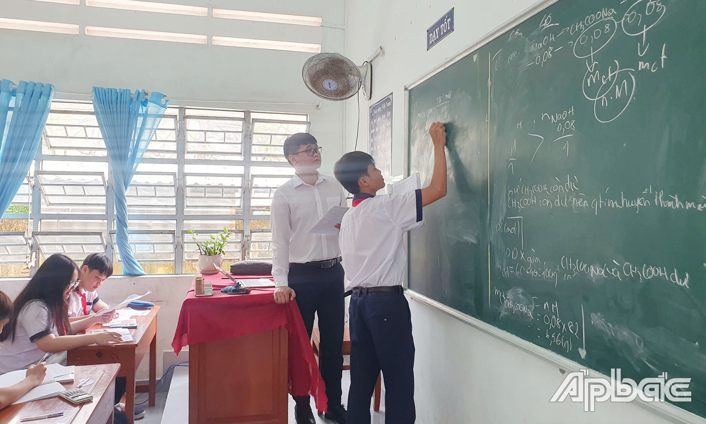  Học sinh lớp 9 Trường Tiểu học - THCS Lê Văn Nghề trong giờ học. 