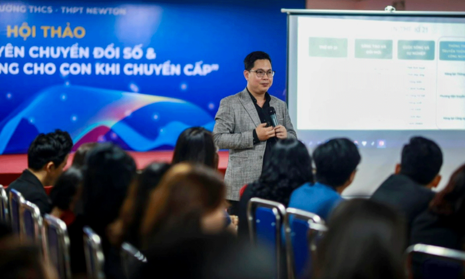 PGS.TS. Trần Thành Nam cho rằng, vẫn còn rất nhiều học sinh lựa chọn ngành học dựa trên sự nổi tiếng của một trường đại học, theo bạn bè, hoặc kỳ vọng của phụ huynh.