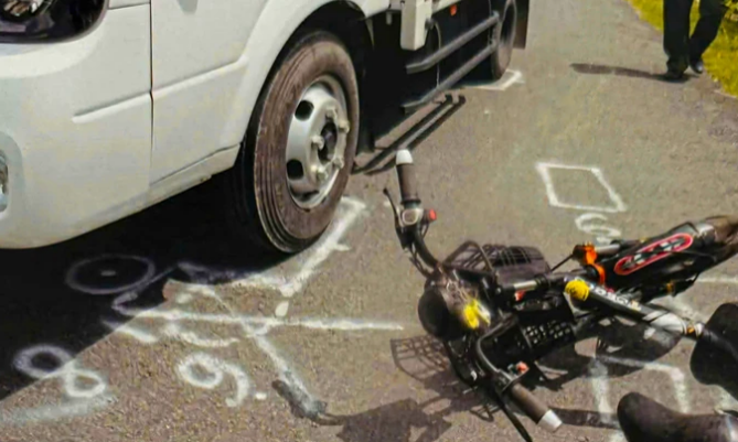 Hiện trường ghi nhận vị trí va chạm giữa xe tải và xe đạp điện của nữ sinh B.T.