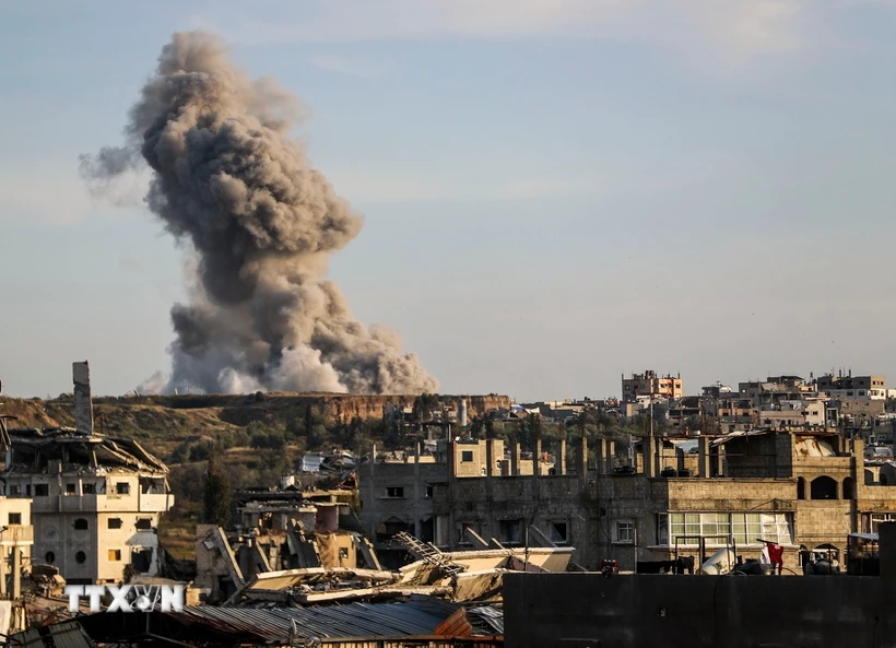 Khói bốc lên sau cuộc không kích của Israel tại Gaza. Ảnh: THX/TTXVN