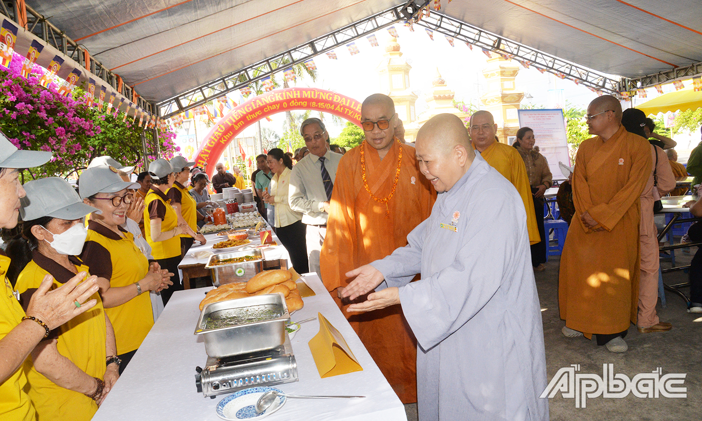 Ban tổ chức kiểm tra công tác chuẩn bị thực phẩm chay phục vụ người dân