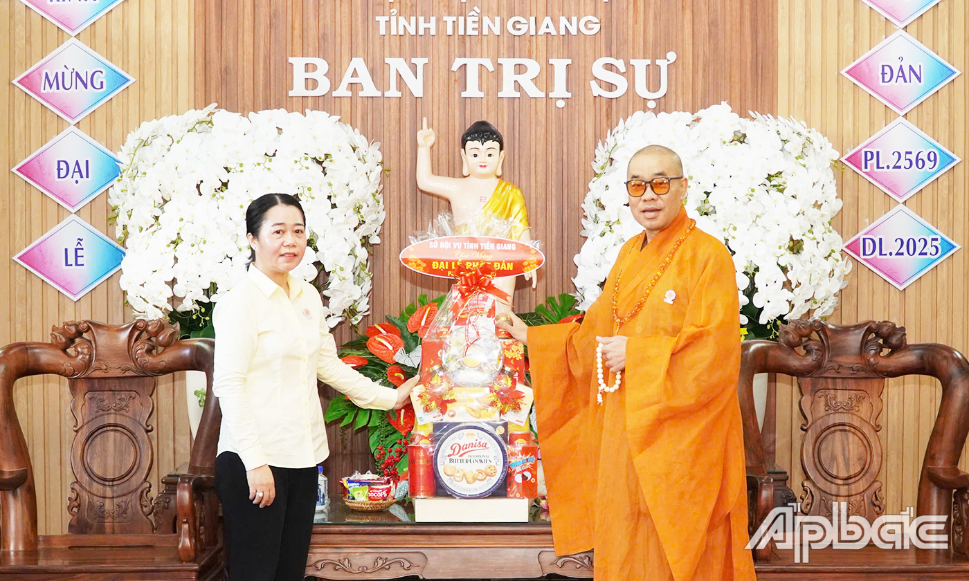 Đồng chí Nguyễn Thị Kiều Loan, Phó Giám đốc Sở Nội vụ trao quà chúc mừng khai mạc tuần lễ Phật đản Phật lịch 2569 đến Thượng tọa Thích Quảng Lộc, Trưởng Ban Trị sự Phật giáo tỉnh