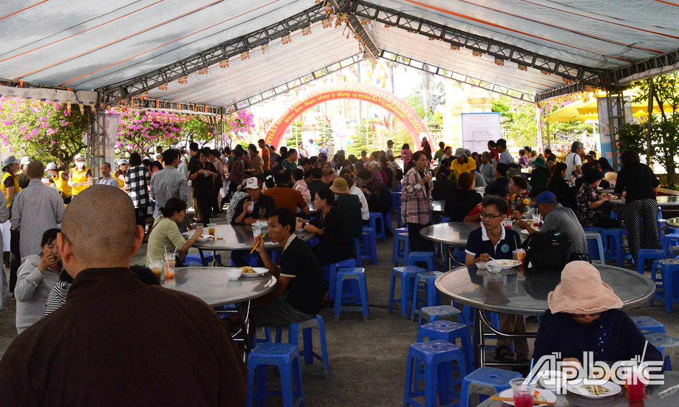 Thực khách thích thú với các món ăn chay được ban tổ chức phục vụ