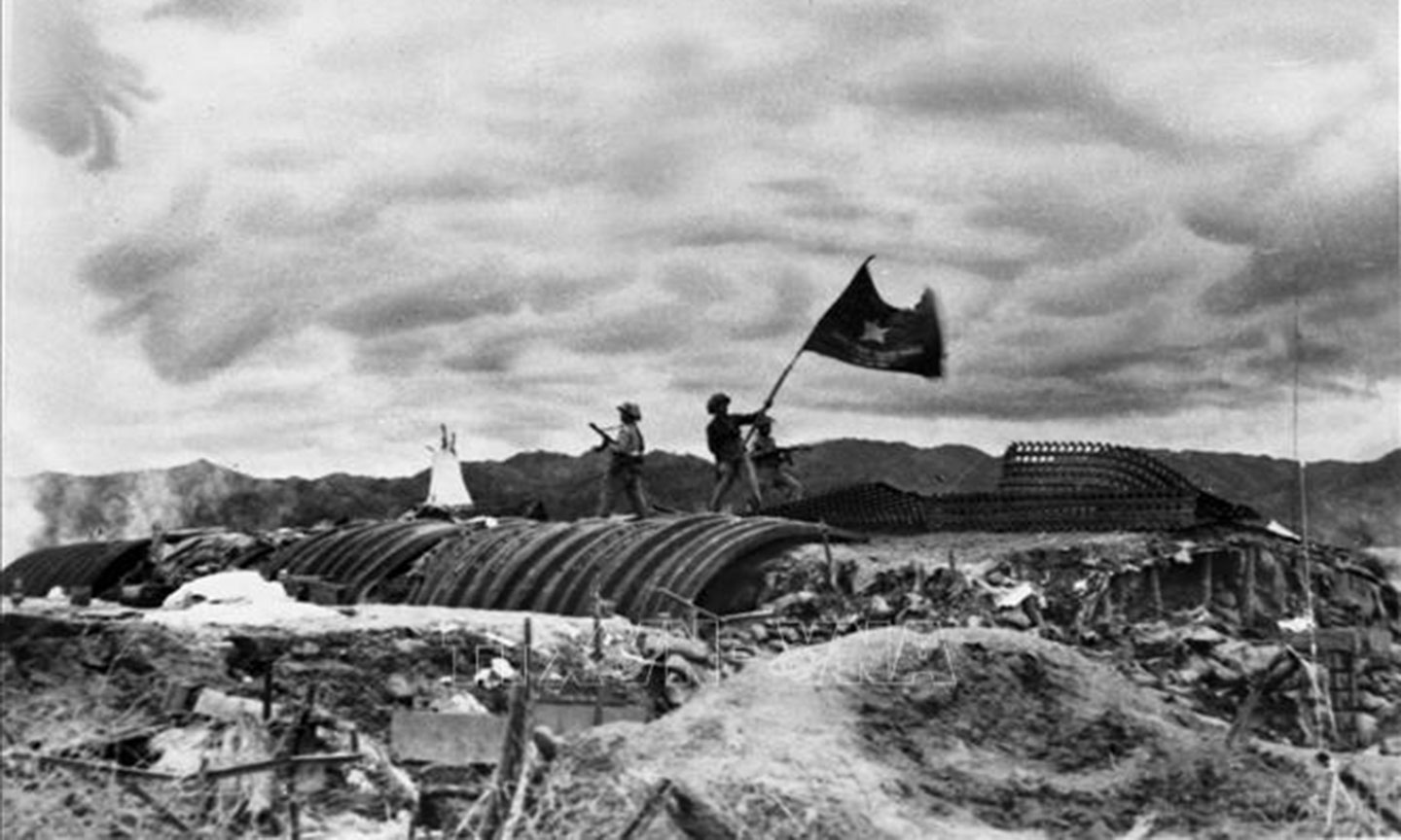 Ngày 7-5-1954, lá cờ “Quyết chiến, Quyết thắng” bay phấp phới trên nóc hầm Tướng Đờ Cát-tơ-ri.                                                                               Ảnh: Tư liệu