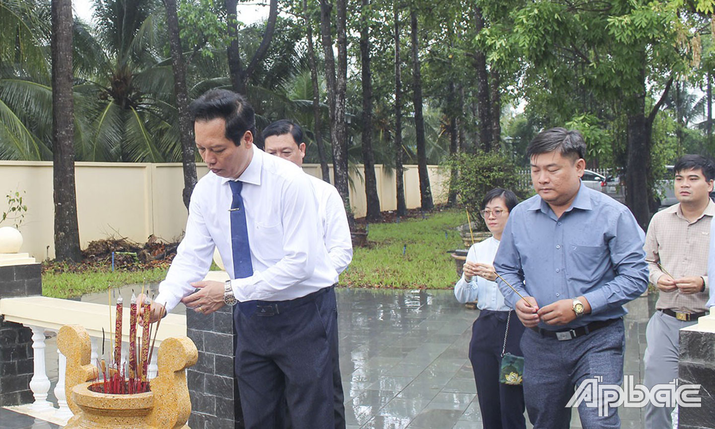Hằng năm, lãnh đạo tỉnh Tiền Giang đều đến dâng hoa, thắp hương tưởng niệm Anh hùng dân tộc Thủ khoa Nguyễn Hữu Huân tại Đền thờ của ông tại xã Hòa Tịnh, huyện Chợ Gạo. 