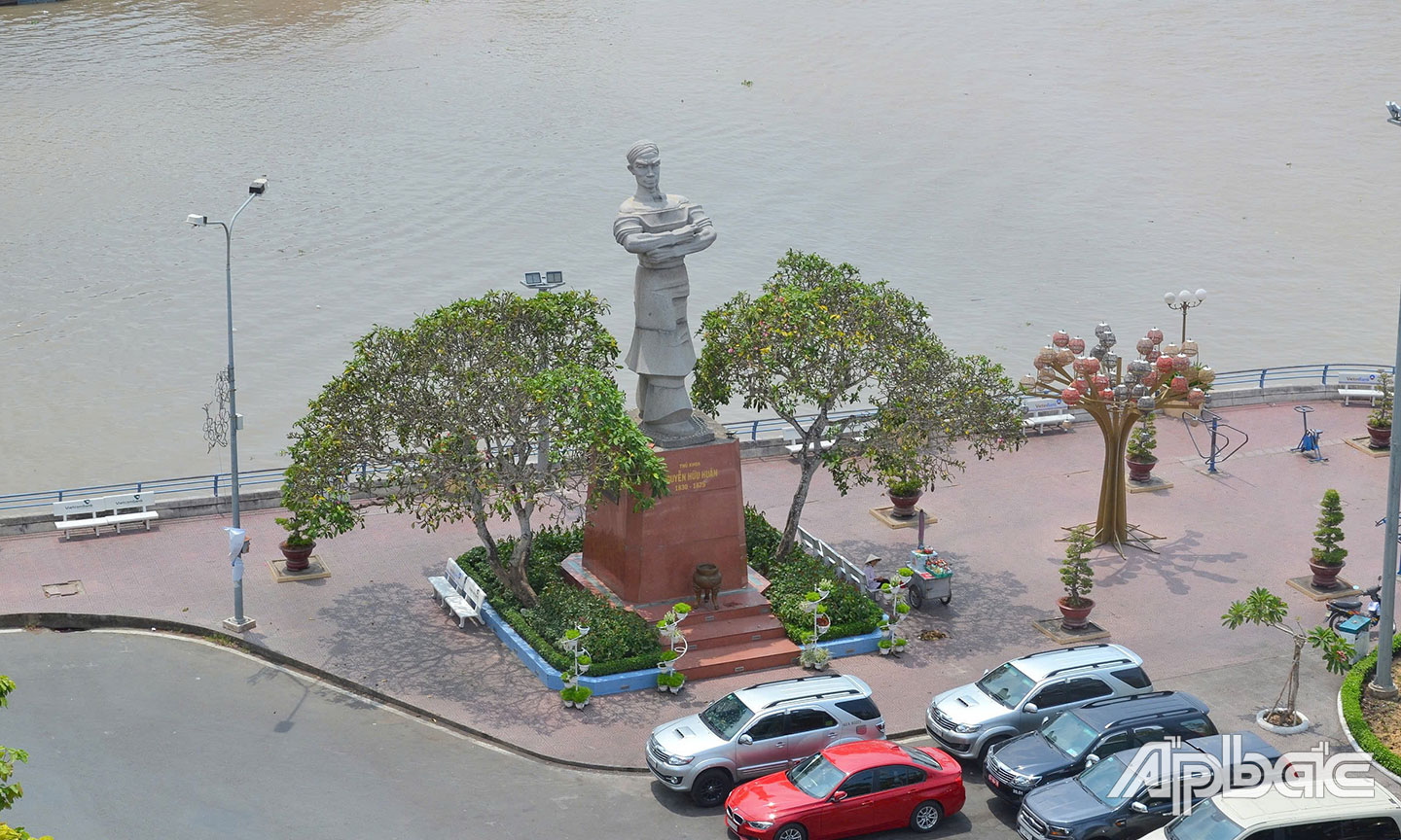 Tượng đài Thủ khoa Nguyễn Hữu Huân tại Công viên Lạc Hồng (phường 1,  TP. Mỹ Tho). Ảnh: Anh Phương