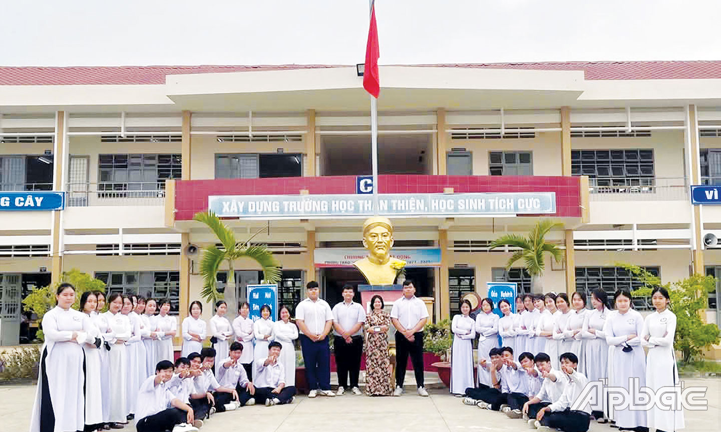 Giáo viên và học sinh Trường THPT Thủ Khoa Huân, huyện Chợ Gạo. 