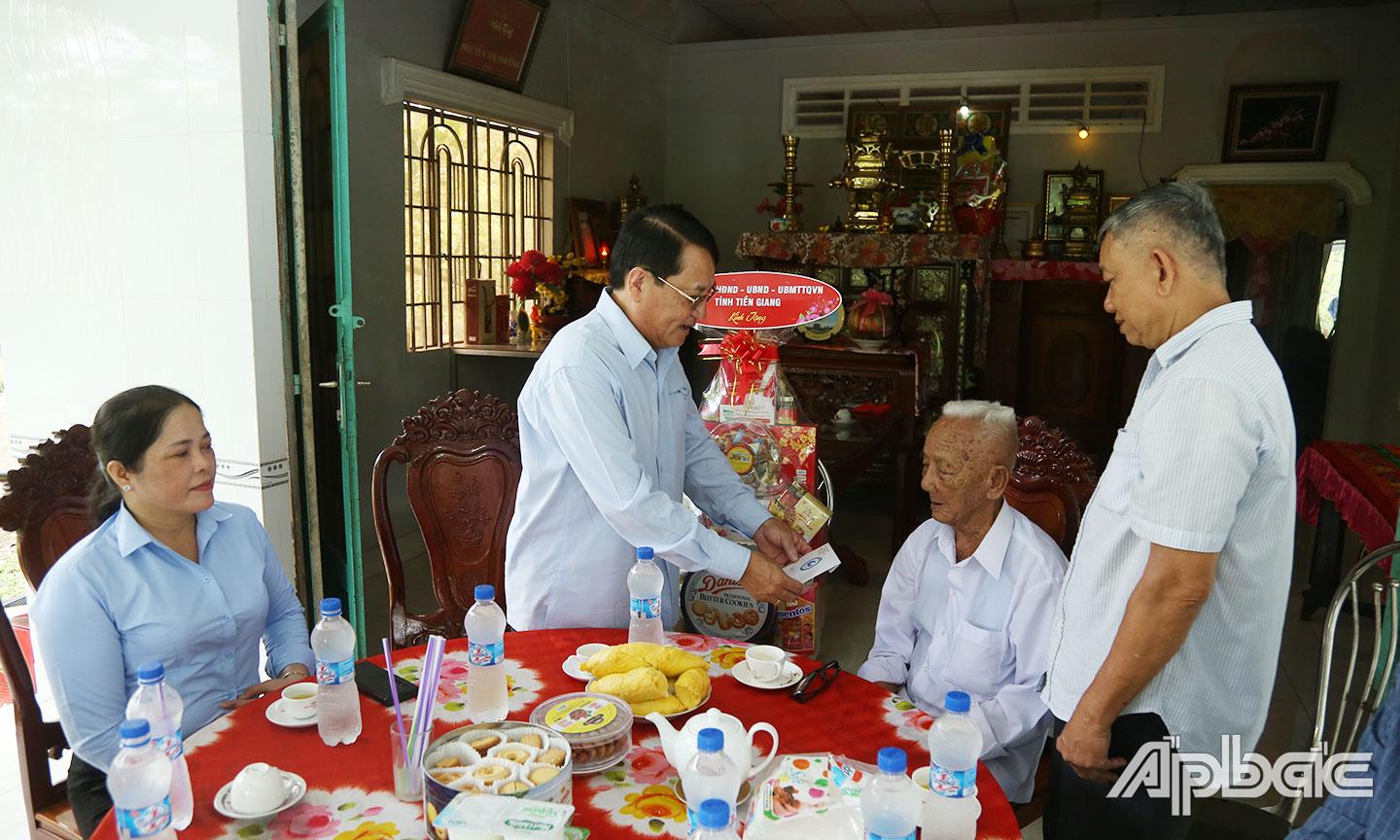 Phó Chủ tịch UBND tỉnh Phạm Văn Trọng thăm gia đình chính sách và hộ nghèo xã Cẩm Sơn nhân dịp kỷ niệm 50 năm Ngày Giải phóng miền Nam, thống nhất đất nước (30-4-1975 - 30-4-2025).