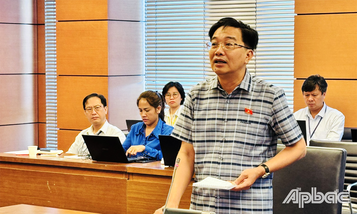 Đại biểu Nguyễn Minh Sơn phát biểu ý kiến tại phiên thảo luận tổ