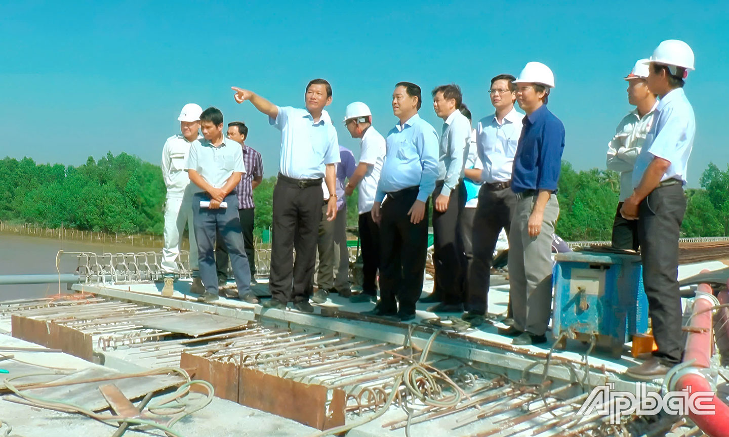 Lãnh đạo tỉnh, huyện kiểm tra tiến độ thi công cầu Tân Thạnh.