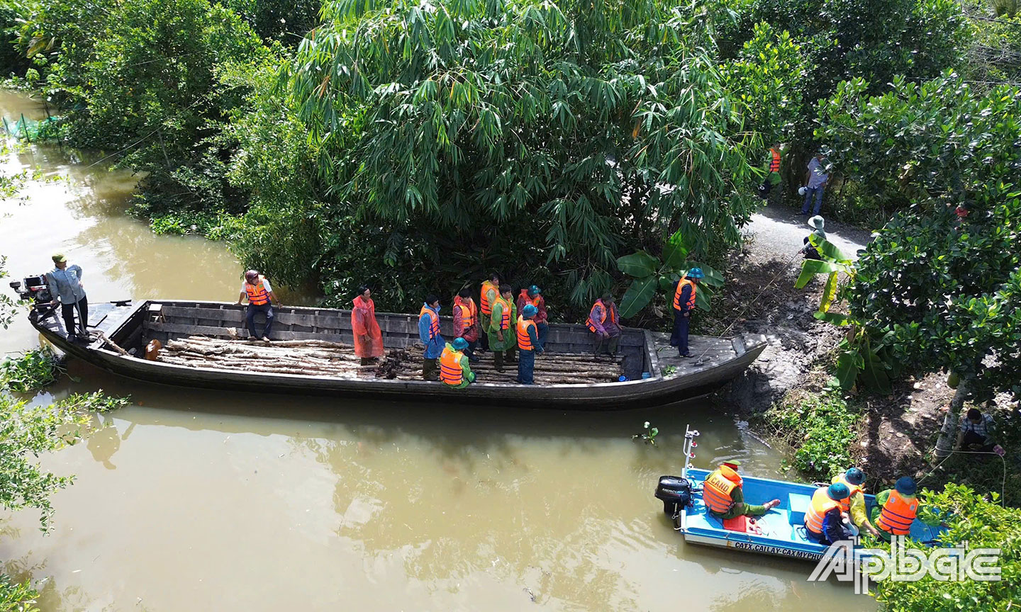  LLVT TX. Cai Lậy tham gia cứu hộ khi có thiên tai.