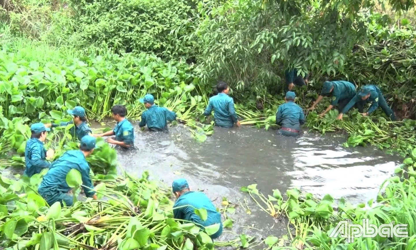 LLVT TX. Cai Lậy tham gia khơi thông dòng chảy các tuyến kinh trên địa bàn.