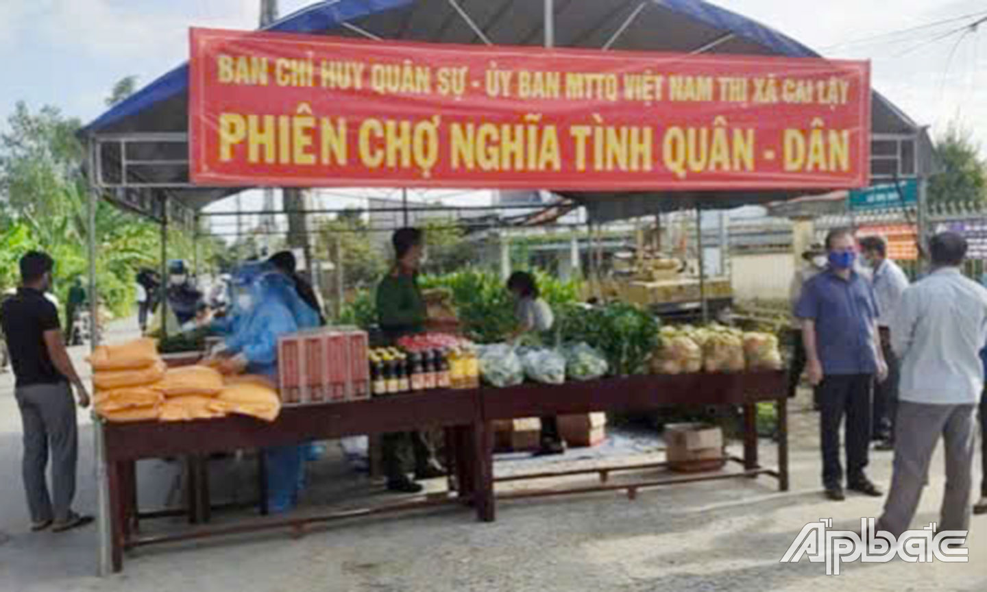 Ban CHQS TX. Cai Lậy tổ chức Phiên chợ “Nghĩa tình quân - dân”. 
