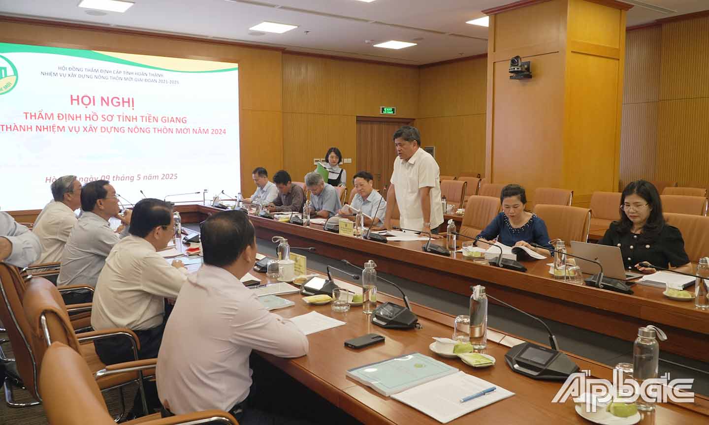 Các đại biểu làm việc tại buổi thẩm định.