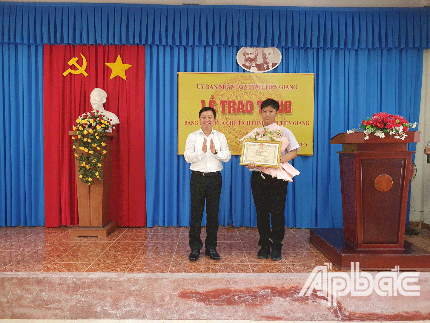  Trao Bằng khen của UBND tỉnh cho em Nguyễn Nhựt Lam. 