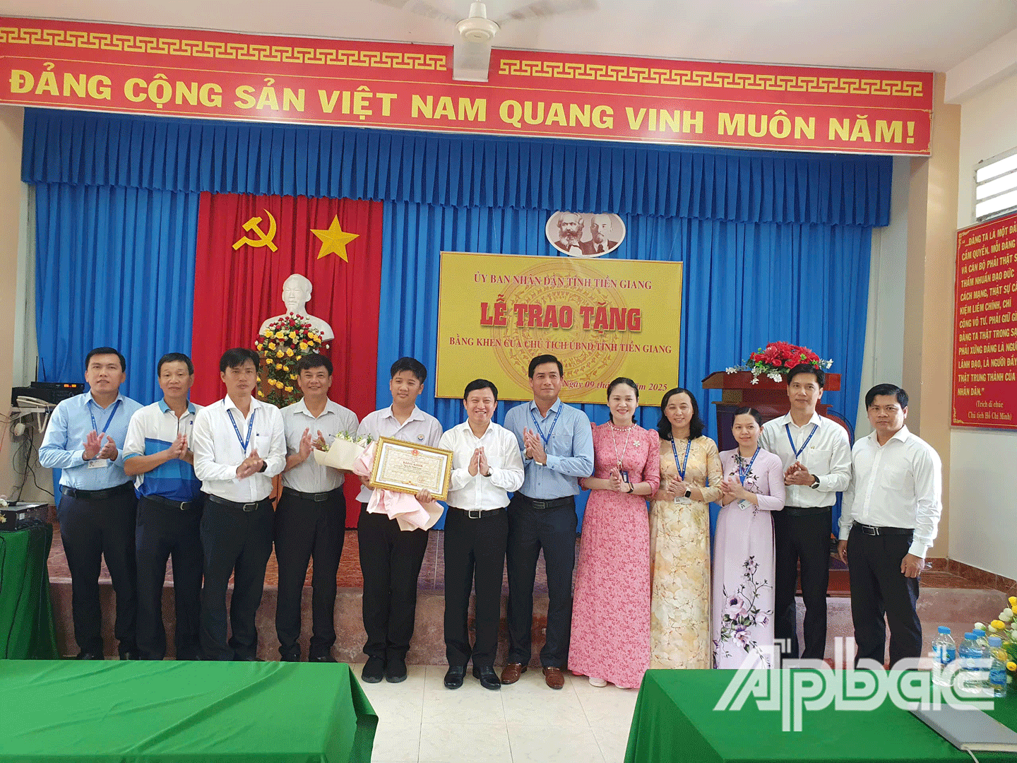 Các đại biểu chụp hình lưu niệm. 