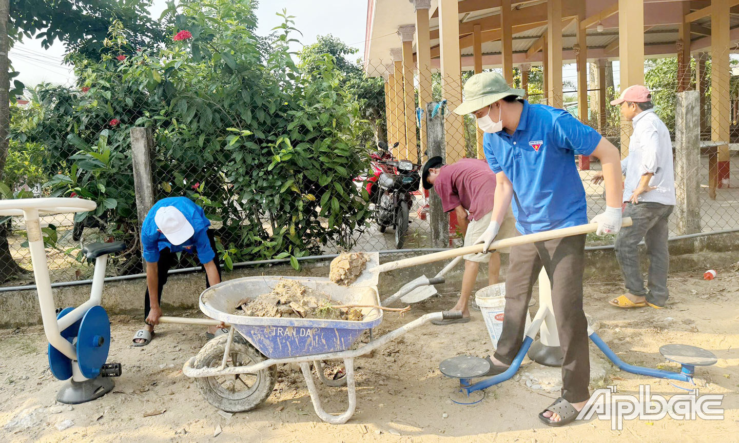 Đoàn Thanh niên xã Tân Lý Đông thực hiện công trình “Thắp sáng đường quê” tại các tuyến đường giao thông nông thôn. 