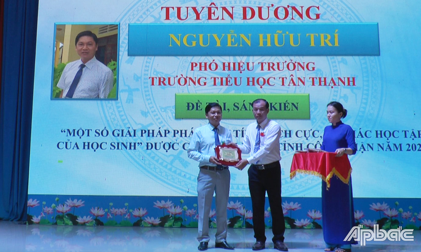 Phó Chủ tịch UBND huyện Tân Phú Đông Nguyễn Đức Tân tặng Biểu trưng tuyên dương gương sáng trong đổi mới sáng tạo năm 2025 cho thầy Trí.