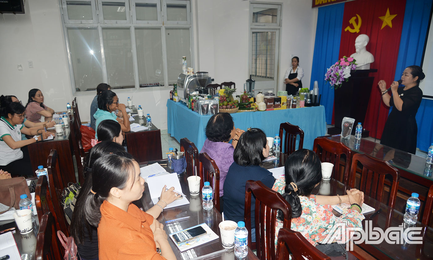 Chuyên gia pha chế hướng pha chế nước giải khát.