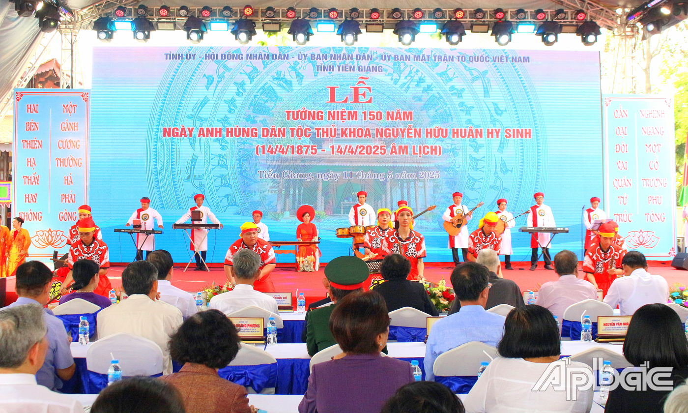 Biểu diễn chương trình nghệ thuật tại Lễ tưởng niệm.