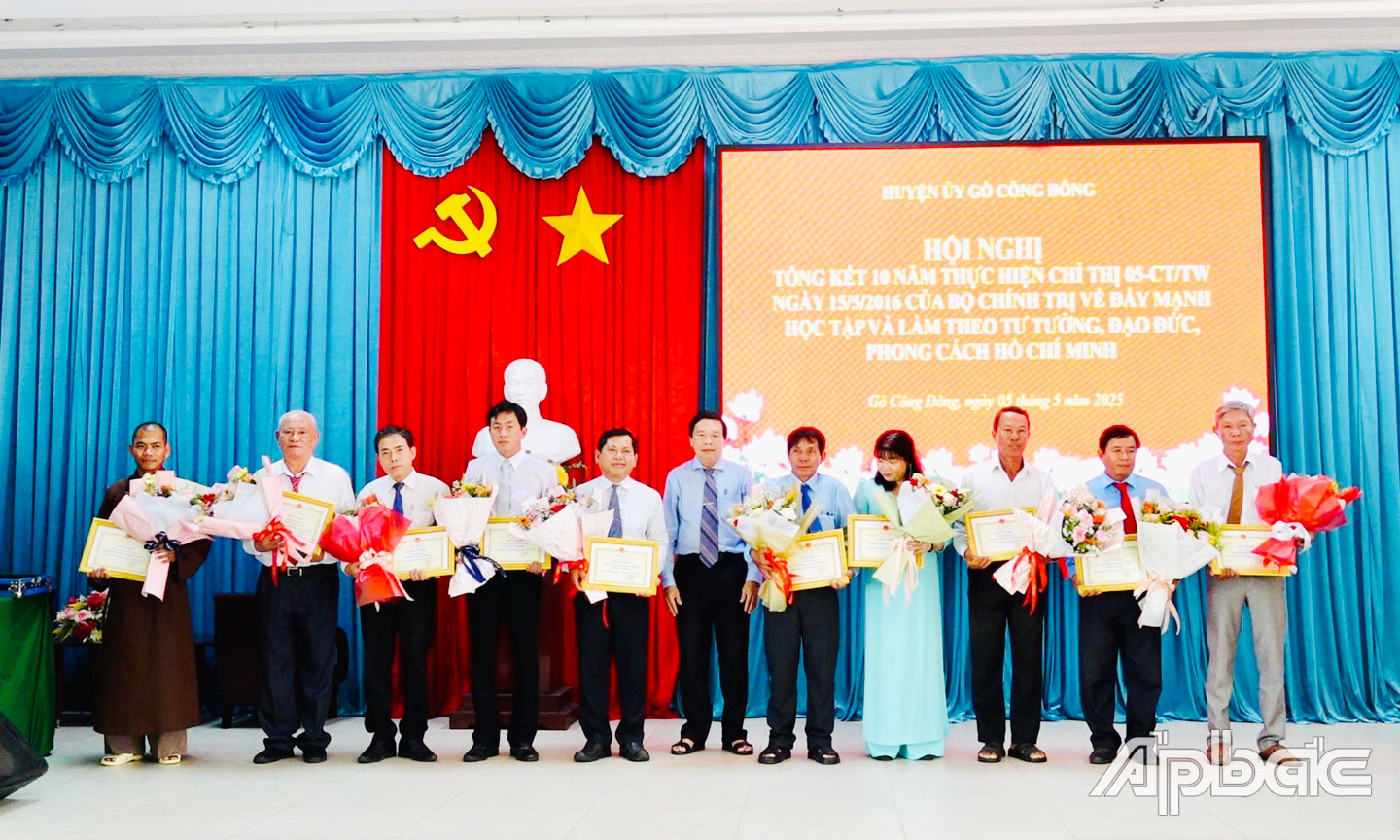 Chủ tịch UBND huyện Gò Công Đông Lê Văn Sơn trao Giấy khen và hoa cho các tập thể tại Hội nghị tổng kết 10 năm thực hiện Chỉ thị 05.